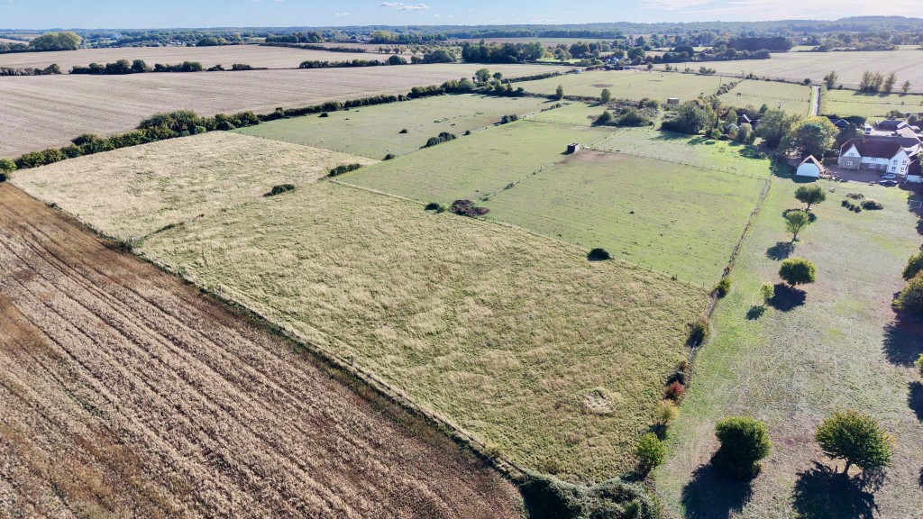 Lot: 103 - GRANARY AND OUTBUILDINGS ON APPROX 14 ACRES WITH FENCED PADDOCKS IN RURAL LOCATION - Aerial view of land